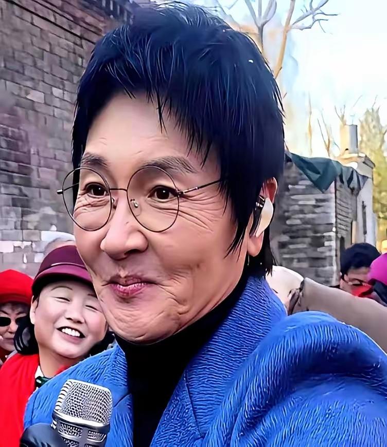 歌坛一哥58岁的孙楠，带着家人租住徐州农家小院，月租不过几百元。在农家院里种菜