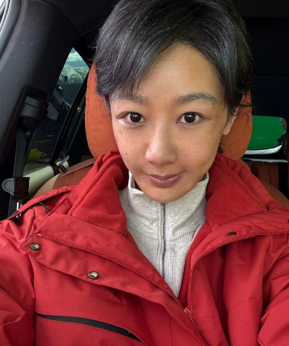 杨紫这组素颜照太接地气了33岁的她，不靠滤镜和精致浓妆，在雪山旷野背景下，反而