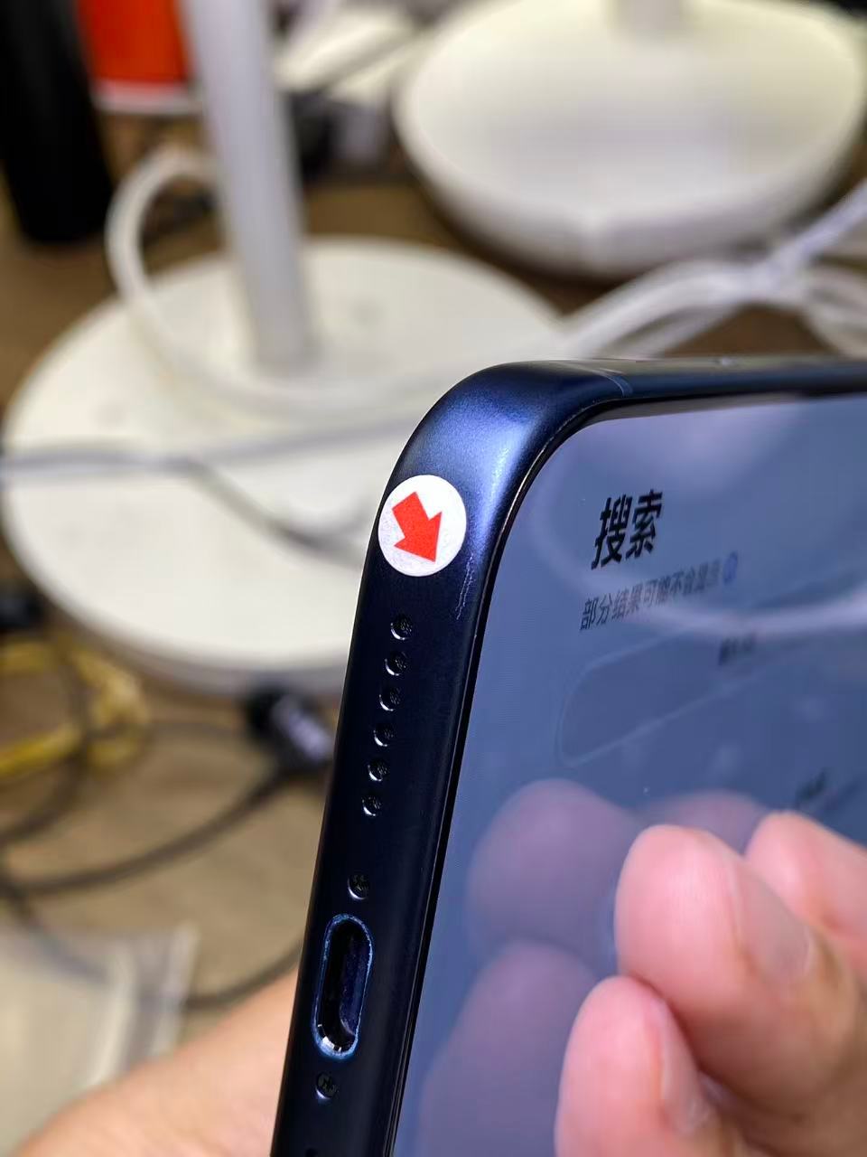 苹果17系列是铝合金材质，硬度不如上一代钛合金，如果带上手机壳发生磕碰，手机边框会出现挤压变形，出现