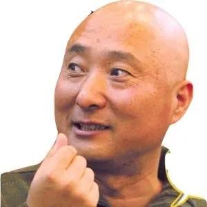 陈佩斯说自己小的时候父亲的工资250块钱，那个年代一般人家都吃不上饭，可是他们家