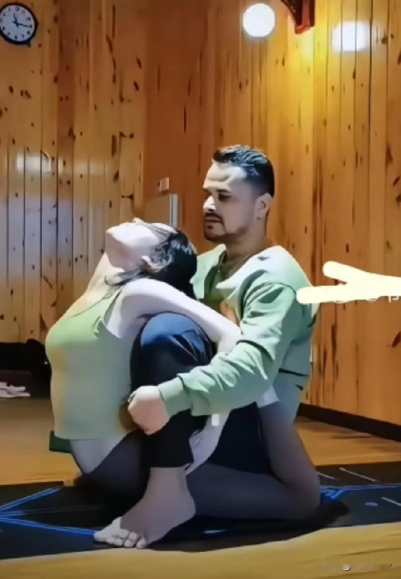 印度人开辟新攻略，一节瑜伽课标记超2000元，这些阿姨真是被这股风吹魔怔了！三