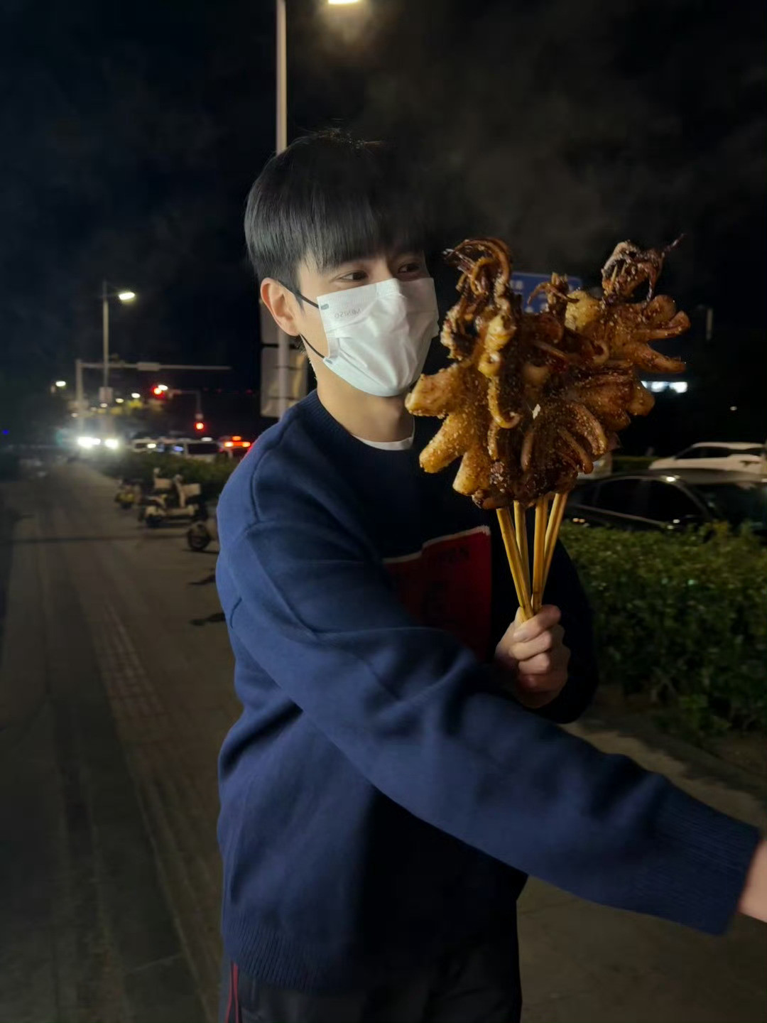 哈哈哈哈卖鱿鱼的小男孩胡一天感觉你已经迫不及待了呀[doge]可以分