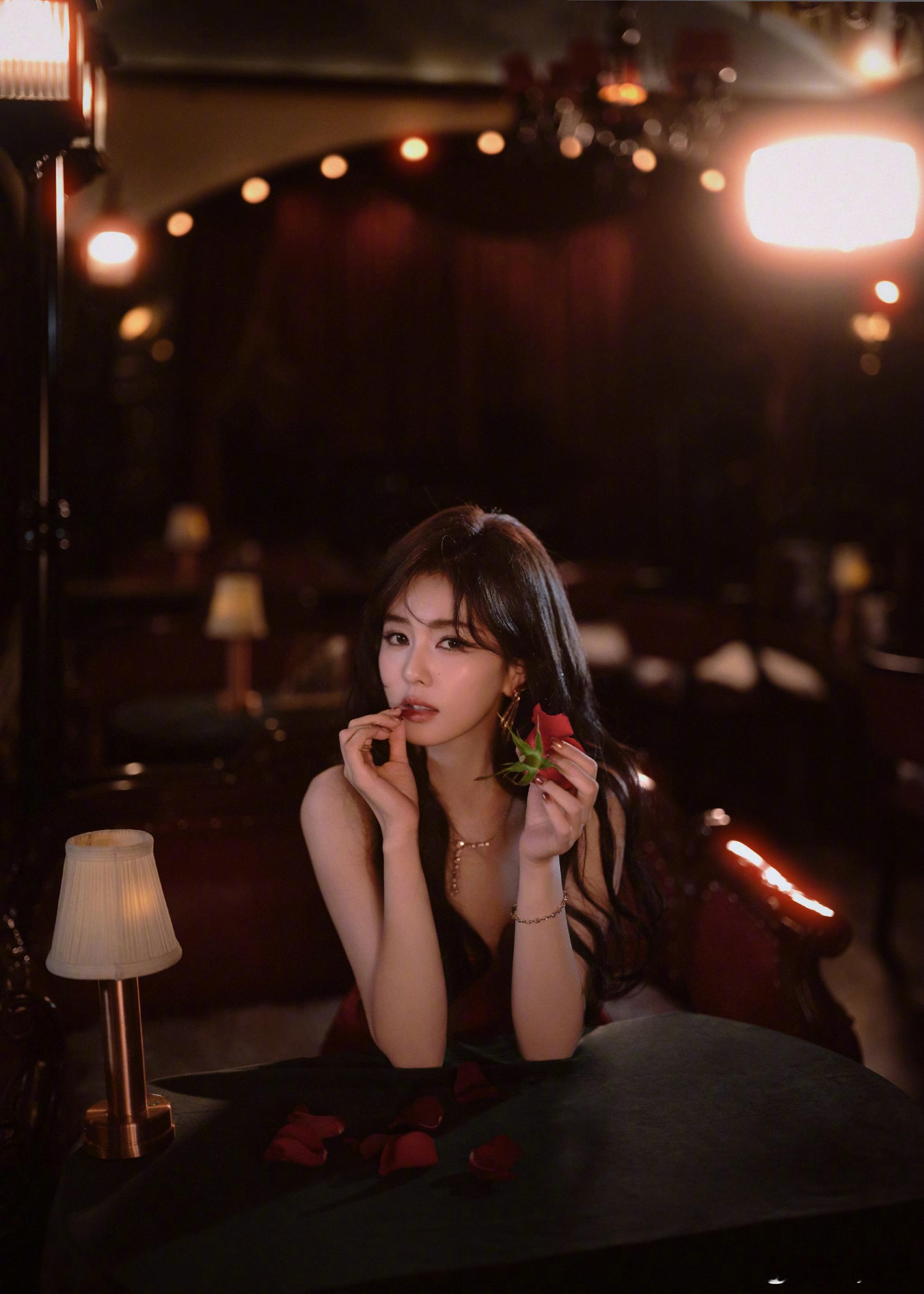 白鹿红裙抹胸高定白鹿灼红抹胸造型白鹿微博之夜红裙抹胸高定白鹿