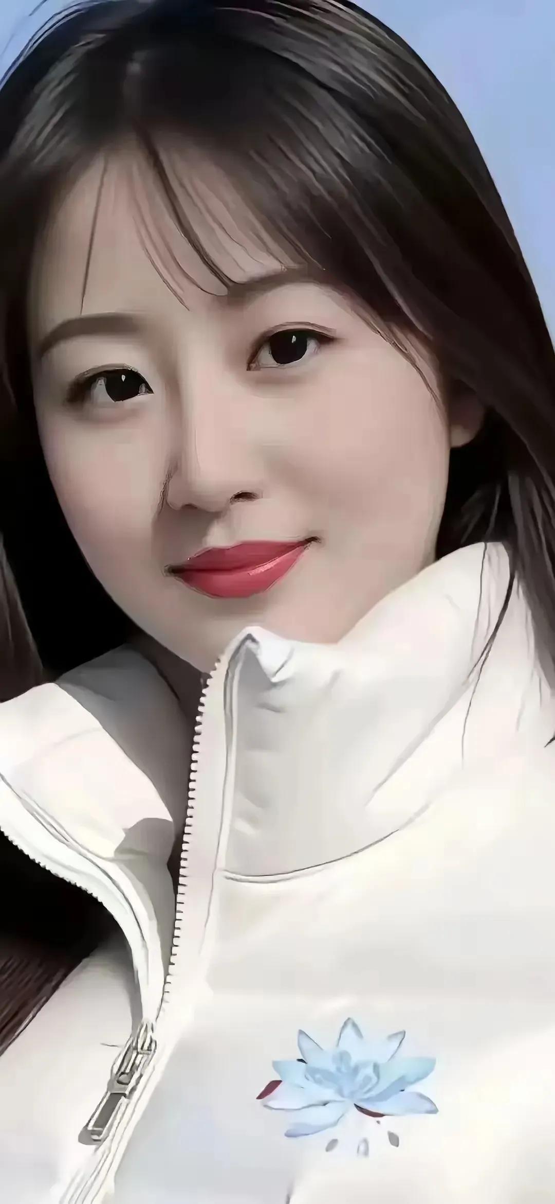 花容月貌，气质超人，温婉容颜讨人喜欢。