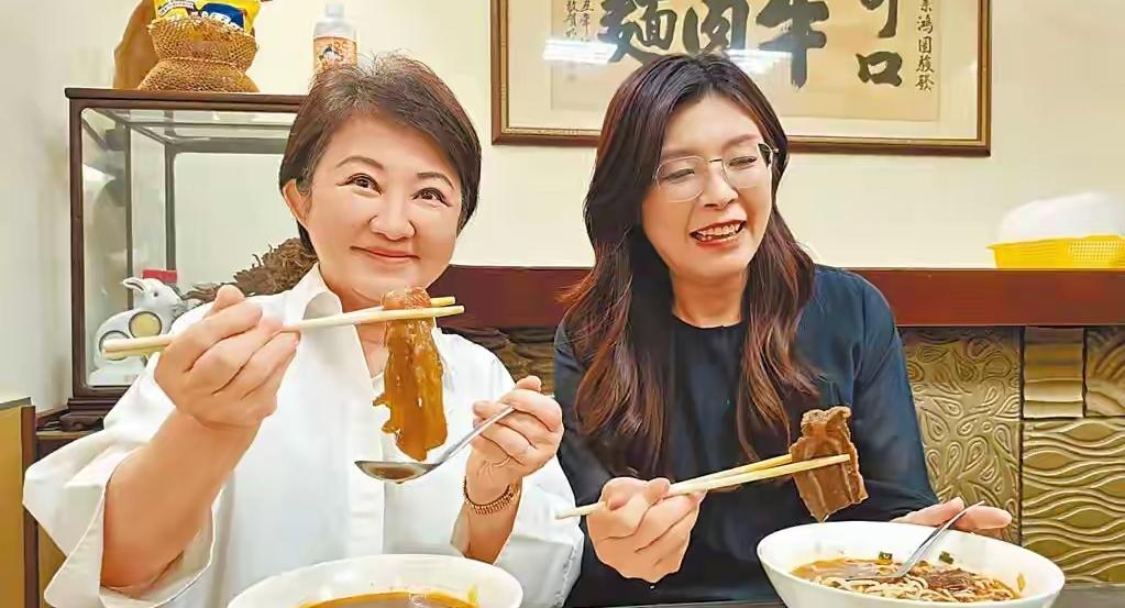 国民党的两位女性领袖，做了错误的示范，郑丽文访陆，卢秀燕访美，国民党不只是出现路