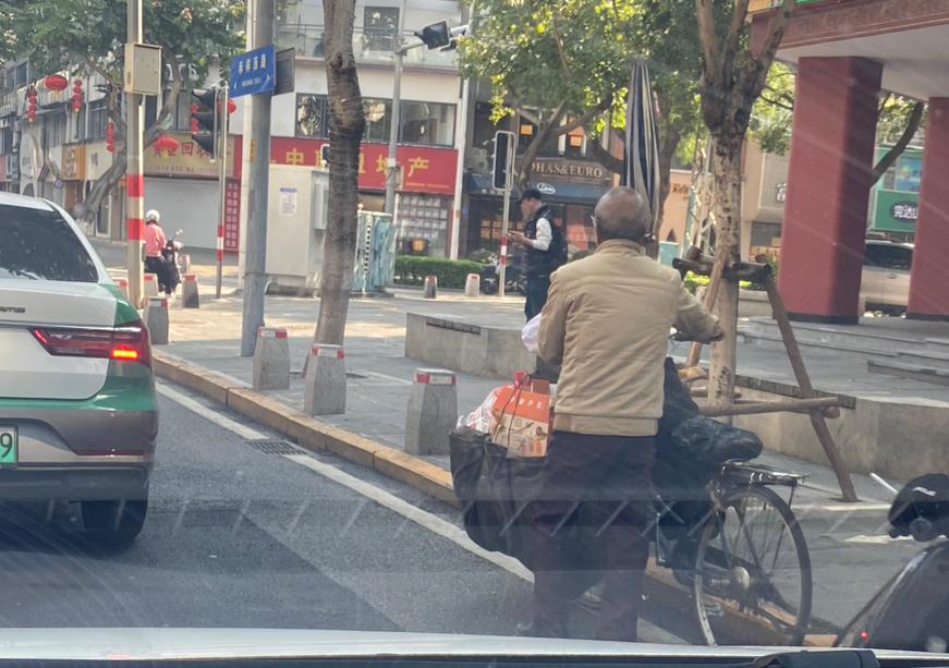 老两口没苦硬吃，俩人退休金有一万六左右，每攒够5万元就给儿子送过去。这次送大儿子