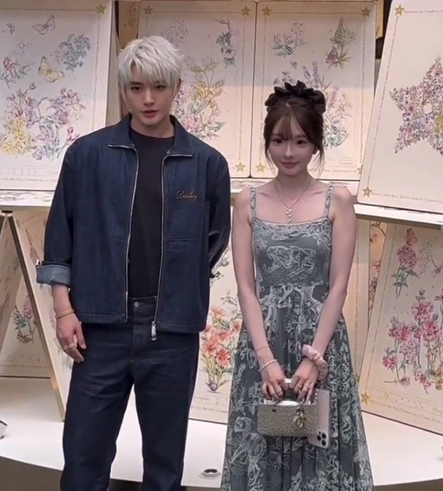 说一个我非常喜欢邓为的点那就是和任何女粉丝合影的时候，手臂都收起来，非常的尊重女