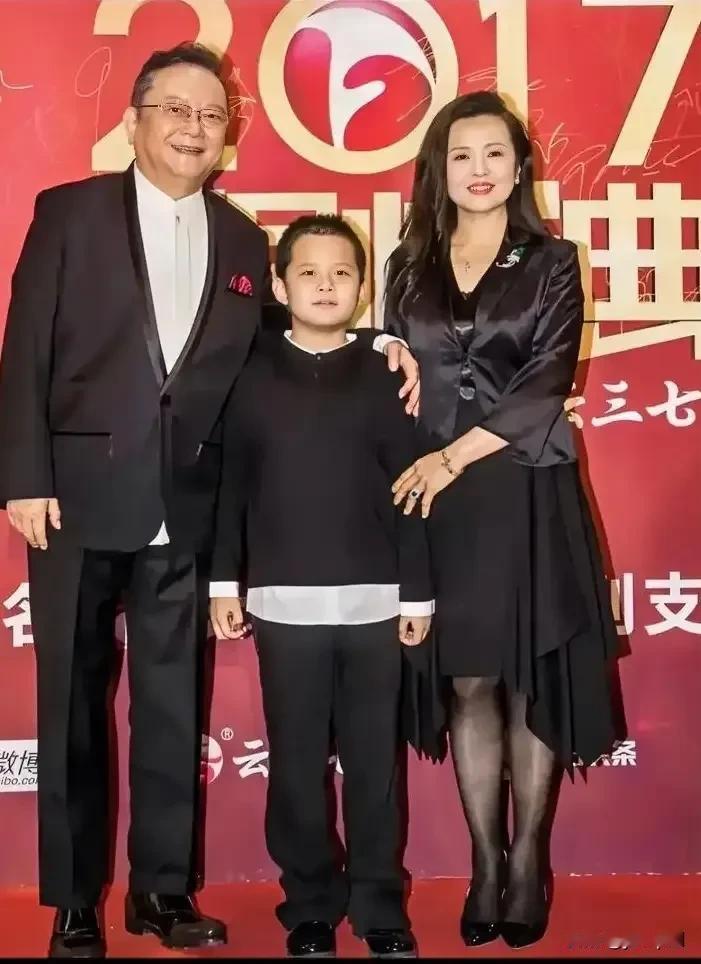 77岁还拄着拐杖满城跑，王刚图什么？后台有人拍到他了。瘫坐在椅子上，膝盖上贴