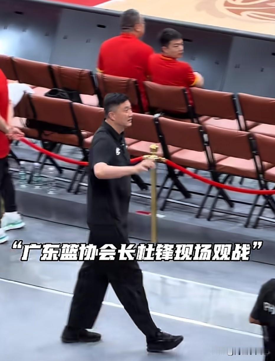 昨晚焦泊乔发挥出色的原因找到了，原来是广东男篮原主帅杜峰现场观赛，焦泊乔憋着一股