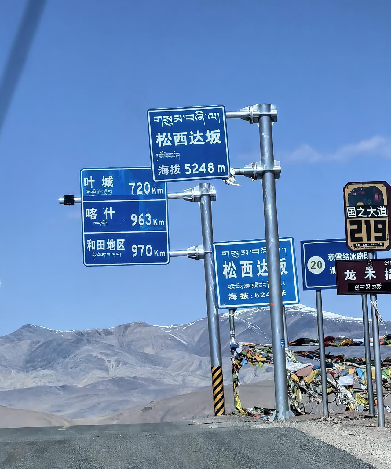“云霄之路，班公湖畔”，光是这八个字就勾勒出一幅壮美画卷。班公湖静卧在海拔424