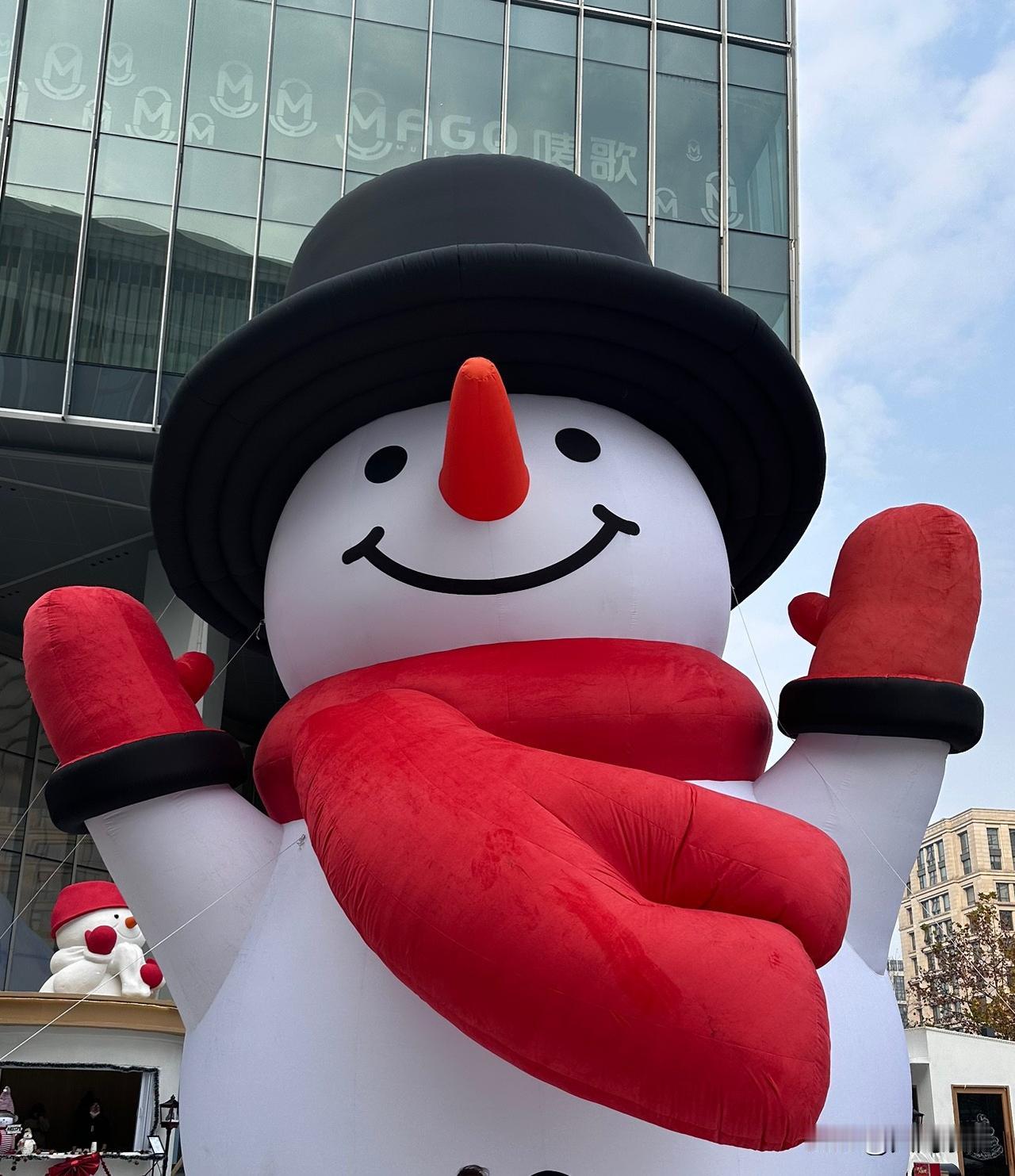 发现没年轻人都不过圣诞节了往年每到平安夜圣诞节街上、公司里都会有棵圣诞树