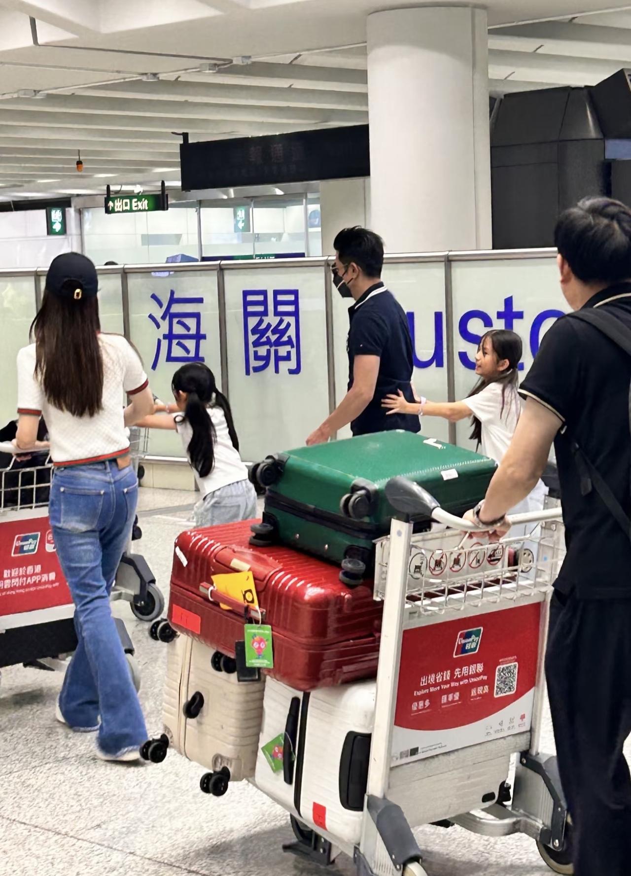 郭富城一家又出去旅游了，女儿一直粘着郭富城，他和女儿聊天，一看平常在家里也是个好