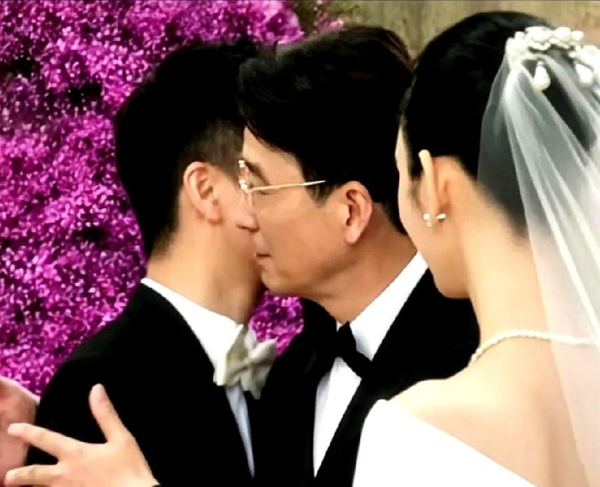 奚梦瑶父亲，才是这场婚礼真正的“定海神针”。他把女儿的手交到何猷君手里时，没