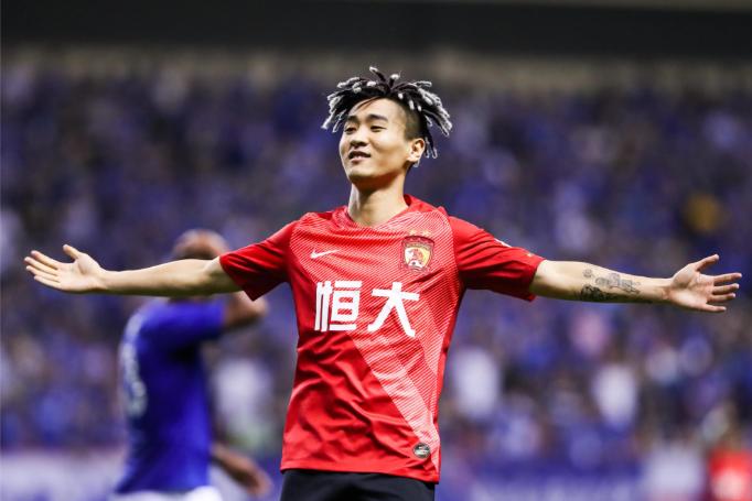 韦世豪变了。当年那个在场上谁都不服的“狠人”，如今对着镜头，说话客气得像换了个