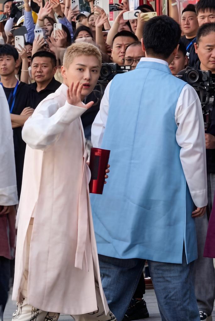 卧槽！鹿晗这寸头是真实存在的吗？！从长发飘飘的美少年突然切换到痞帅短发，一出现就