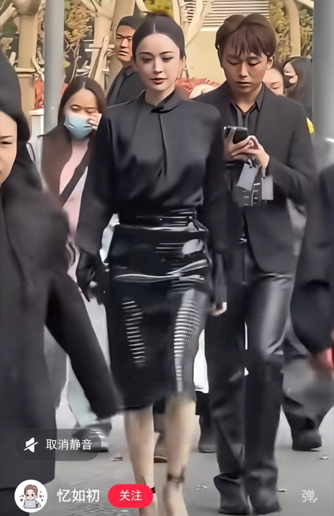 以娜扎的身材，就算穿抹布依旧风情万种！