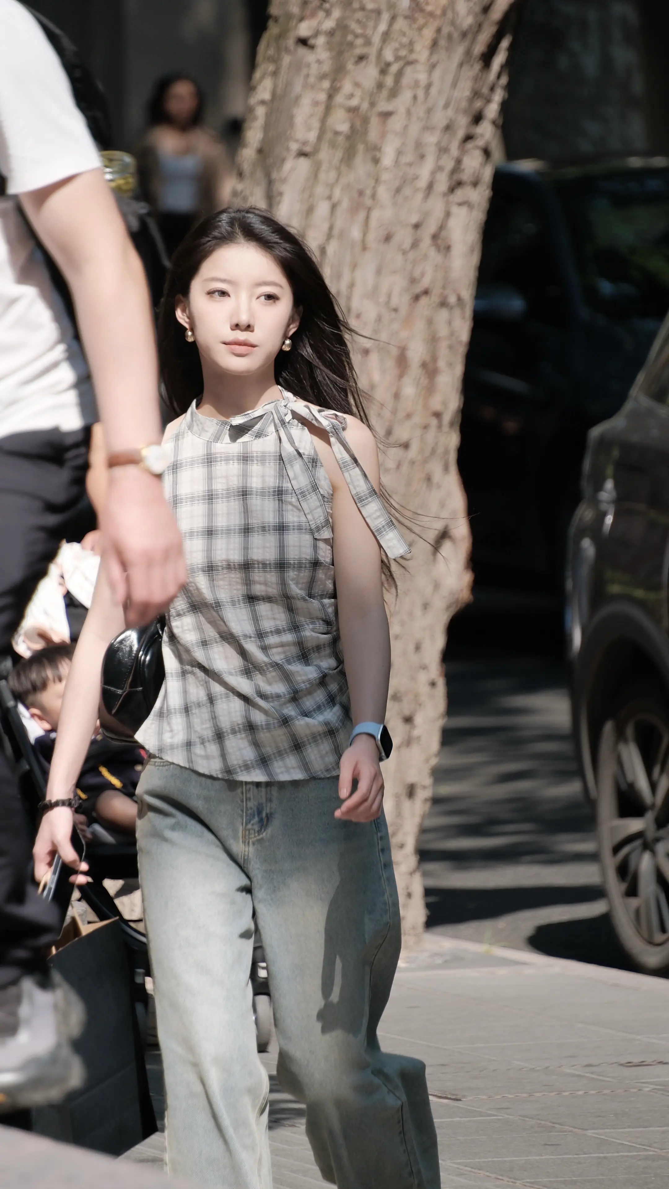 上海街拍。我还说，一前一后的小姐姐怎么长得那么像！原来是真姐妹…