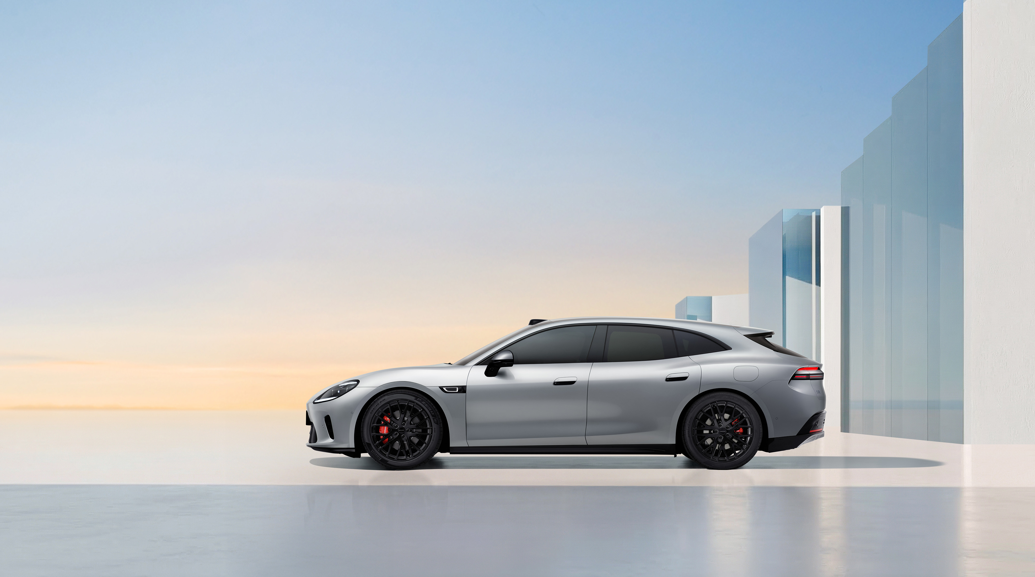 把雷达做进车灯里，科技感不用非要瞪大眼现在的新能源车，为了强调智能，恨不得把雷