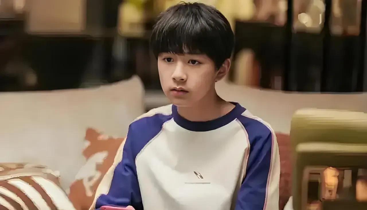 小演员在拍戏时，写的是自己的真作业！《蛮好的人生》里，胡曼黎的儿子丁达尔写作业