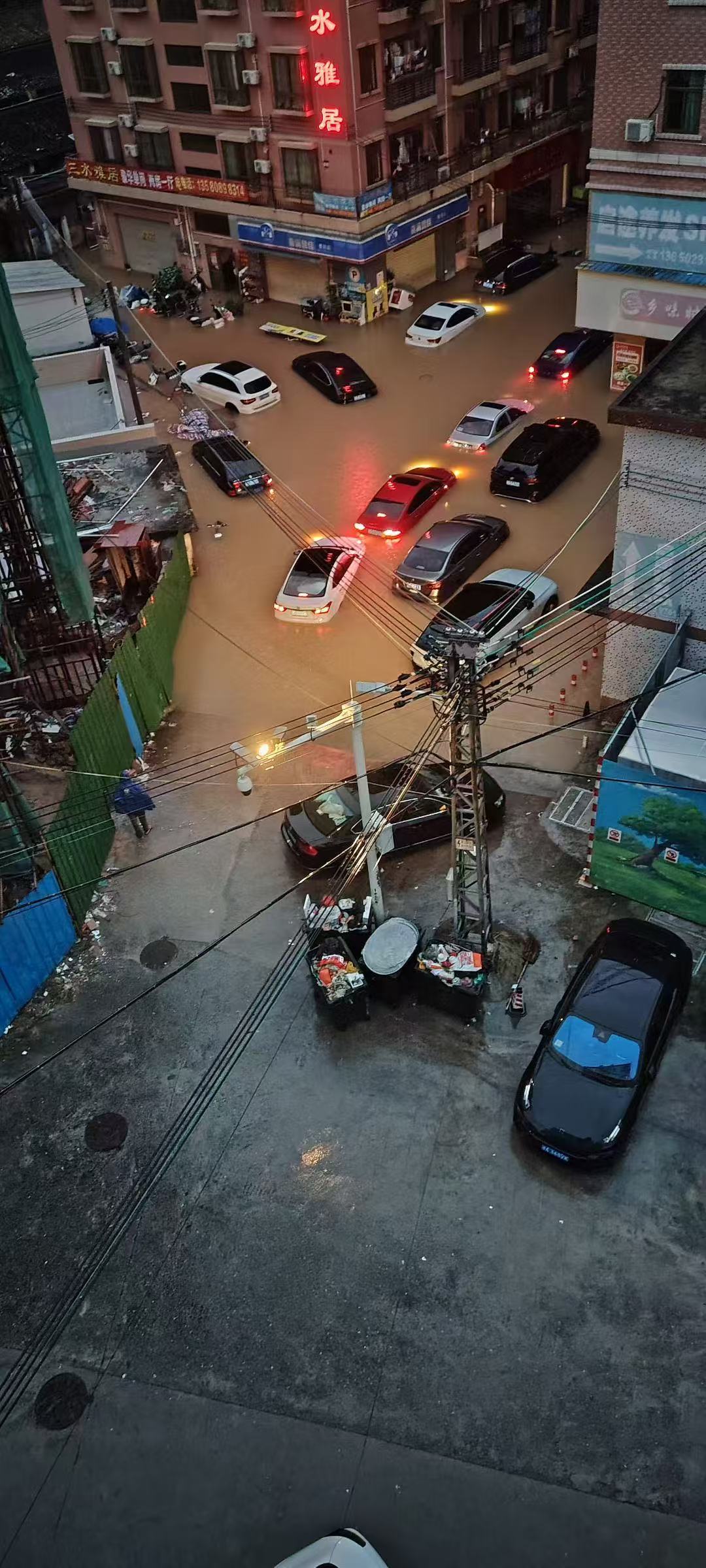 深圳暴雨朋友发来的，她说待了这么多年第一次见这种场面[捂脸哭]好多车都被淹了...