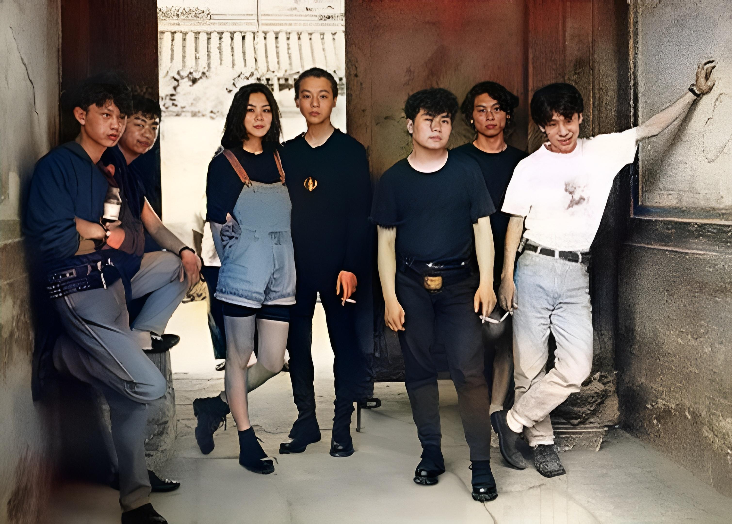 这是1992年王靖文与窦唯以及他的做梦乐队成员在北京四合院的门洞子里。此时，王菲与窦唯正在热恋中。这