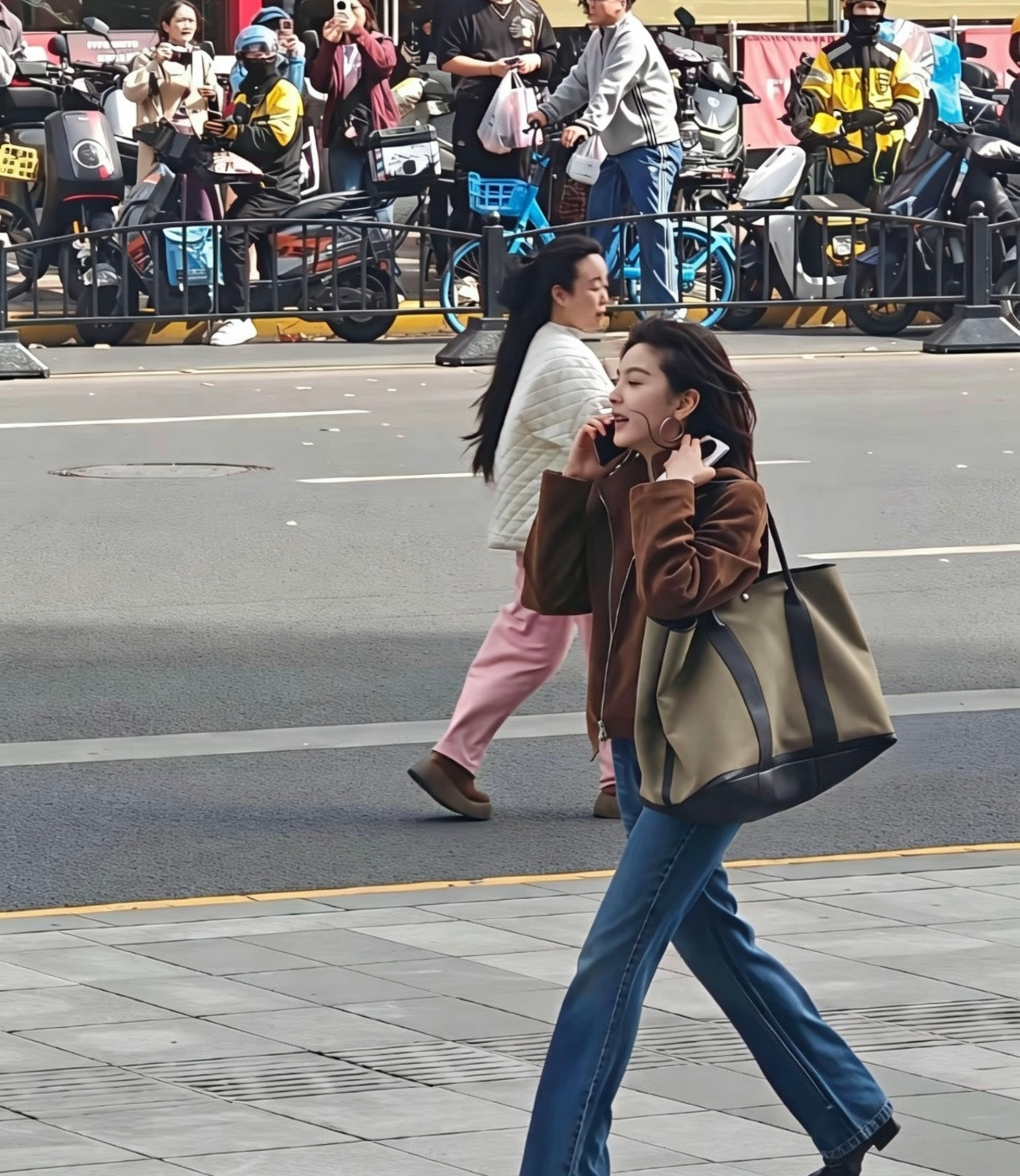 偶遇章若楠就懂明星的淡颜在现实中的冲击力有多大了