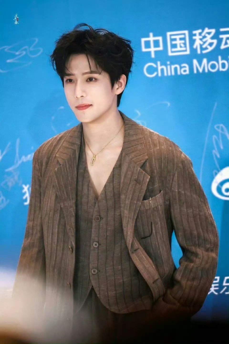 这个王安宇真的帅到以为在拍现偶的程度。。