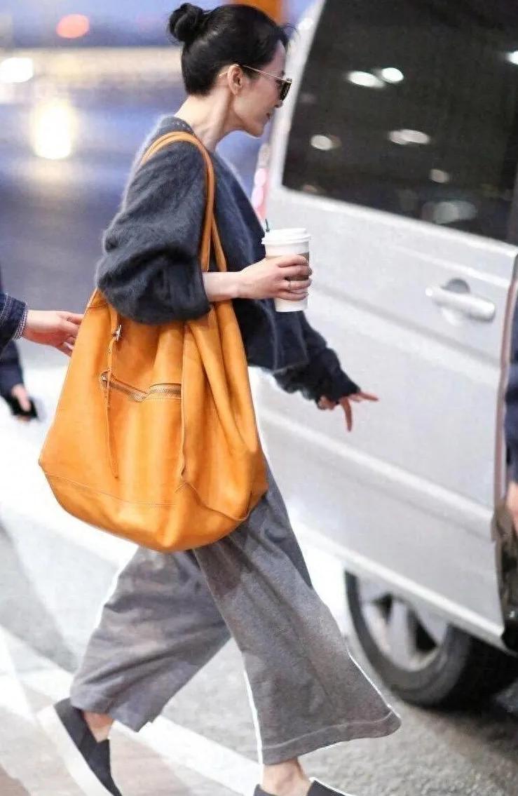 54岁俞飞鸿，把中年松弛感穿明白了不扮嫩、不花哨、不紧绷基础款随便一搭，