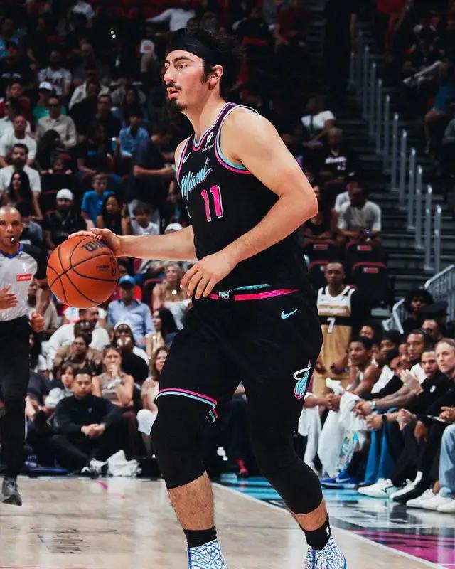 您猜怎么着？阿德巴约从83分砍到14分，热火反而活明白了。上次打奇才，阿德巴