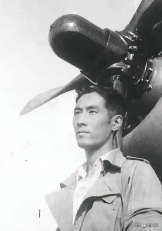 1944年，飞行员王光复在成功炸毁日军军列后，正准备返航，途中路过日军机场时，意