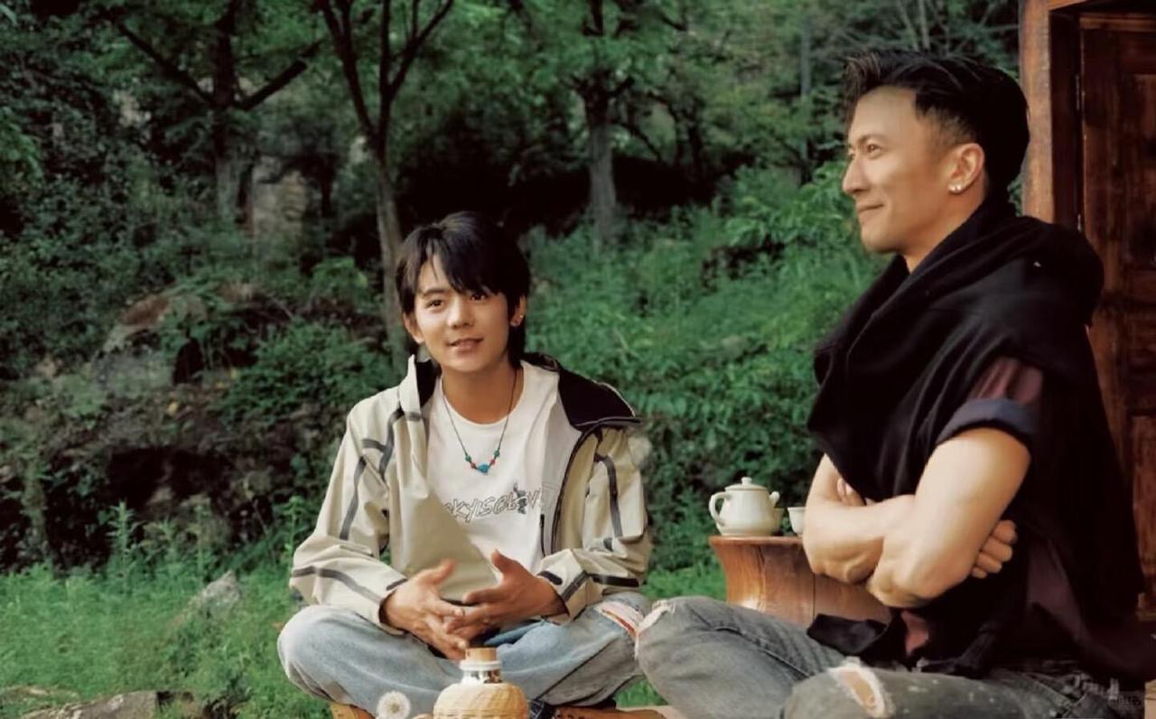 当聊到网上铺天盖地的“丁真演技差”，丁真头埋得低低的，手指抠着衣角坦言“压力