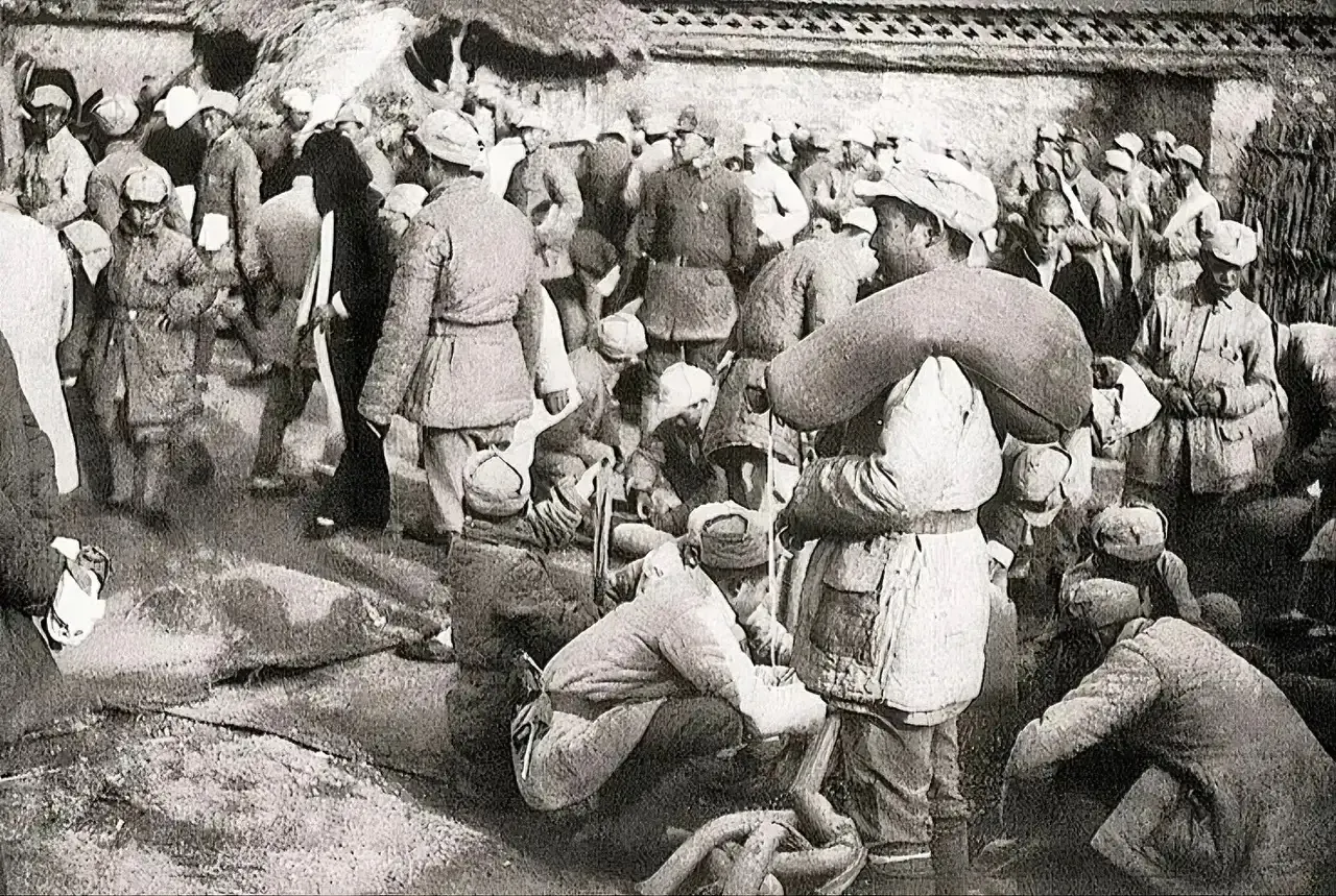 1942年，瑞大娘给十几名八路军送鸡蛋，却发现他们撅成一排上茅房，她脸色一变，当