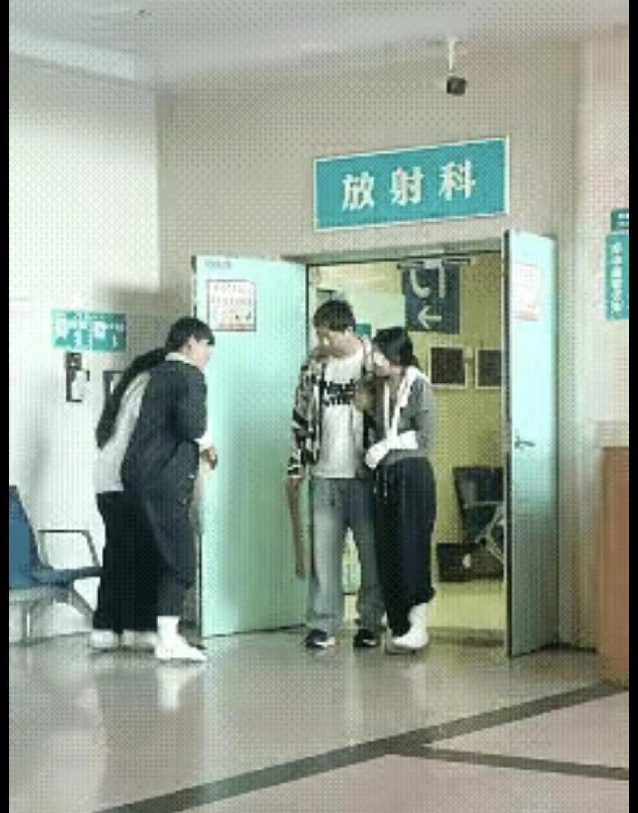 哈哈哈，这是我今天见到的最搞笑的一幕，在医院里，一男一女竟然伤的如此相似，都是伤
