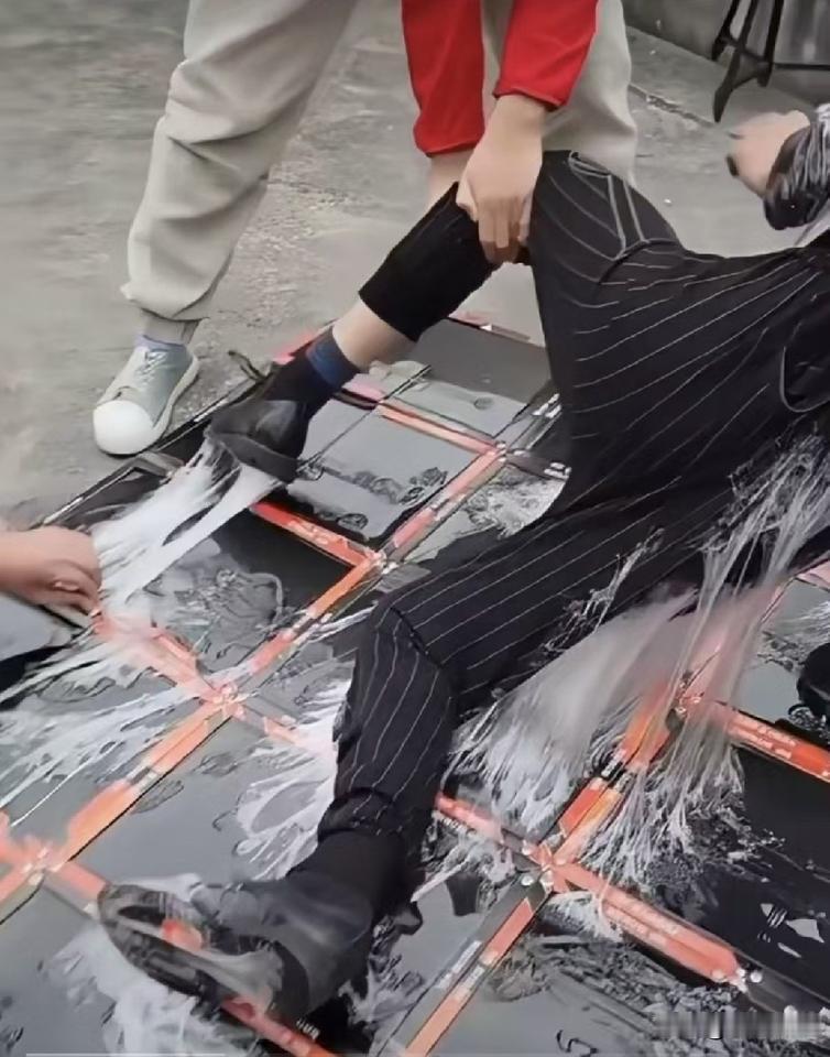 老鼠胶真能克制机器狗。今天刷平台，发现宣传视频很搞笑，模特在大号老鼠板上挣扎，几