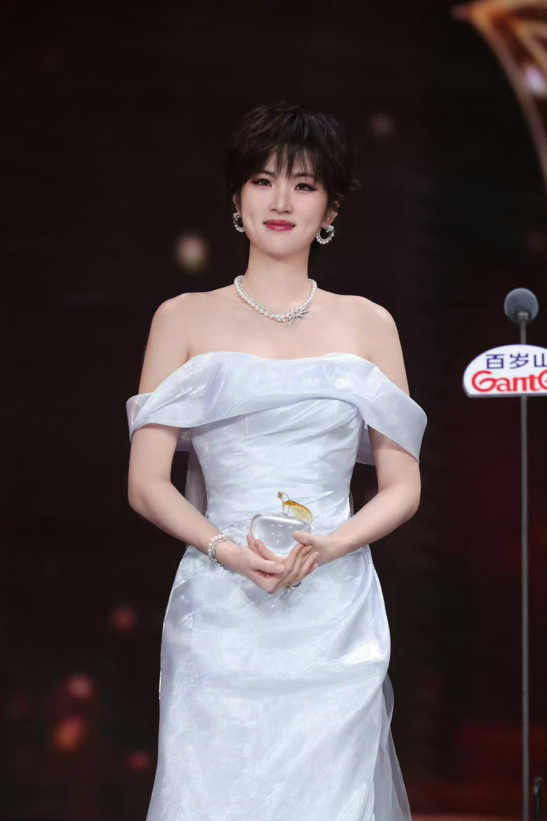 姚安娜让我看到传说中的浮光锦了真的被姚安娜这一身美到失语！一身浮光锦造型自带流光