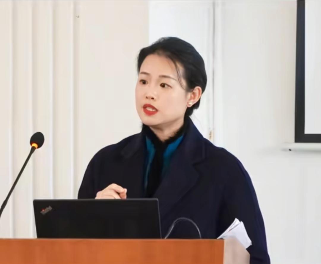 徐小姐、给她身份造假的幕后推手，全瞒不住了：一、南博策展人庞鸥，作为当时“藏