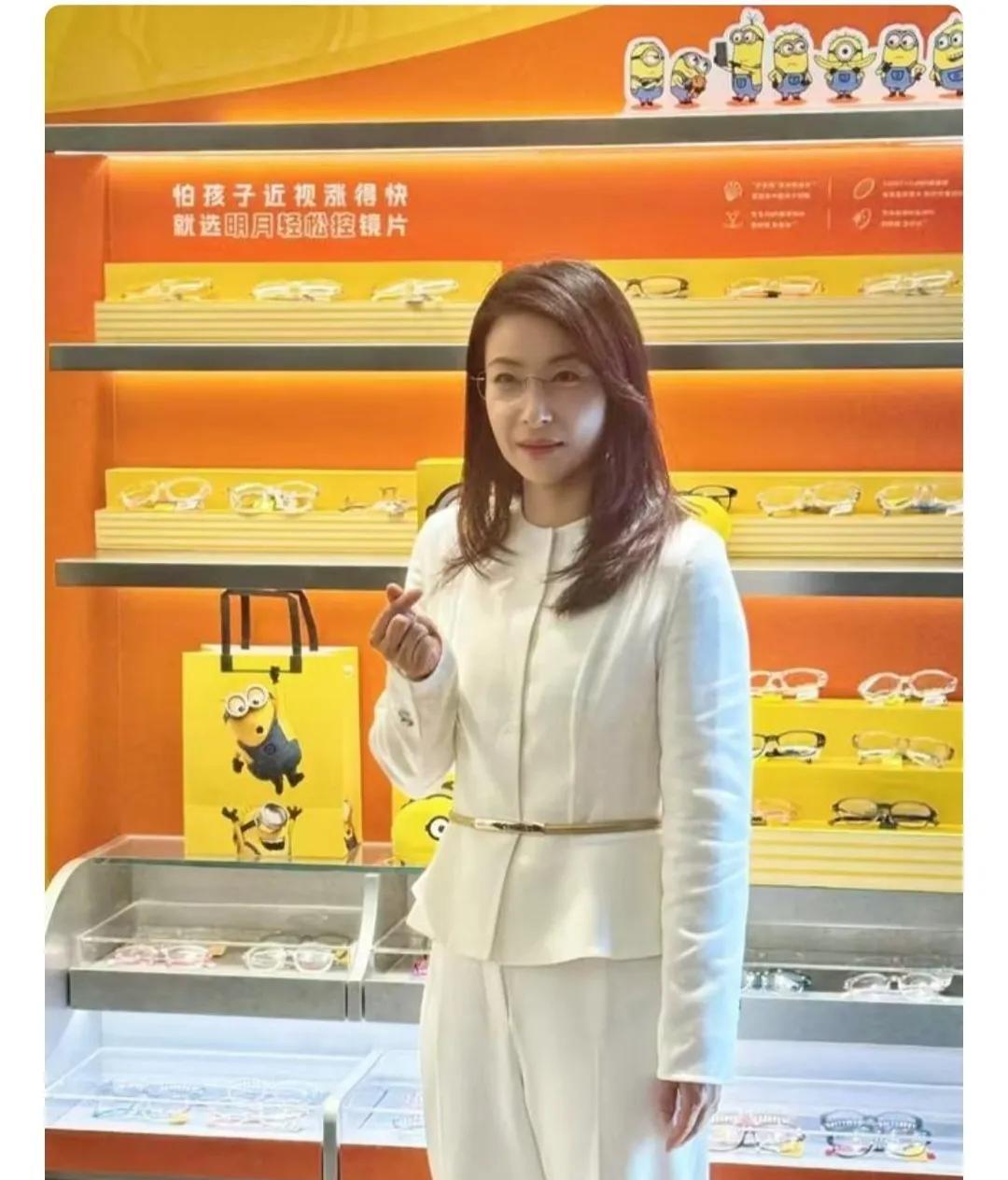 郭晶晶，穿这白色衣服真是太好看了，看着比主持人还有气质。