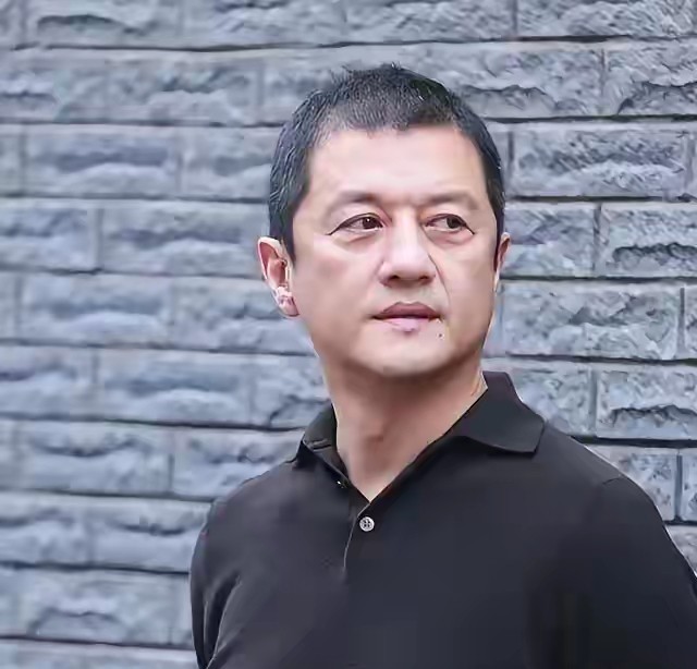 李亚鹏如今租房度日，生活相当拮据。他表示实在没钱给女儿李嫣交学费。李嫣一直在国际