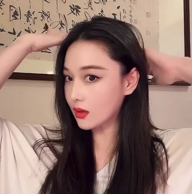 张馨予扁头上热搜后，她妈妈的反应亮了。妈妈:你扁头了？张馨予