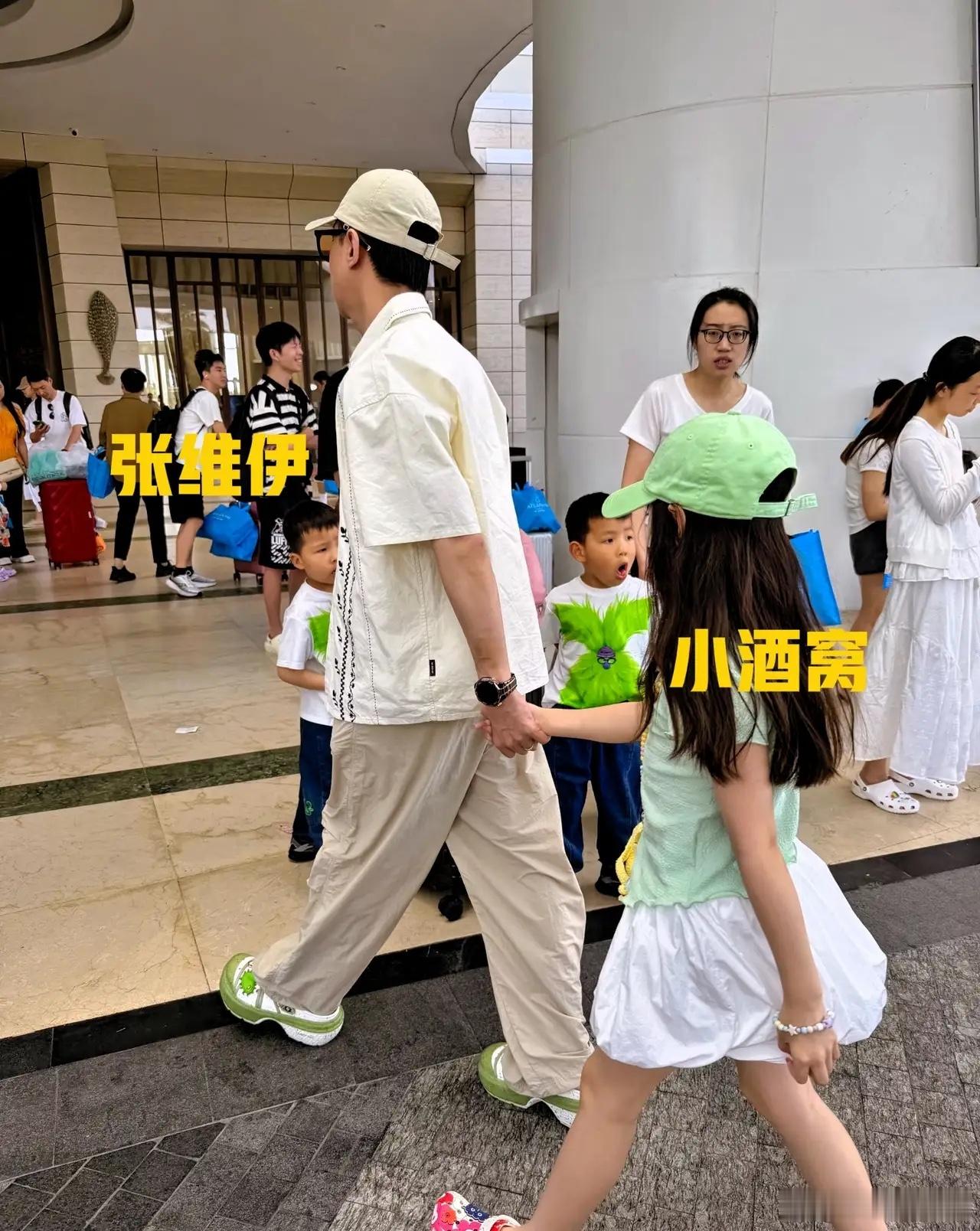 张维伊牵着继女小酒窝的手，这一幕真的好温馨！再婚确实有风险，但如果能遇到真心的人