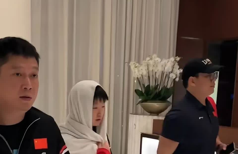 哈哈，莎莎围毛巾的技术越来越好了[捂脸哭]。瞅瞅，这毛巾围得多好看。感到多