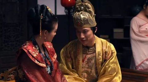 1581年，万历皇帝去给太后请安，宫女王氏上前送茶，王氏身形窈窕，清丽脱俗，环顾