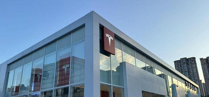 特斯拉又摊上大事了！当地时间去年11月1日，美国一辆ModelS撞树起火，车内