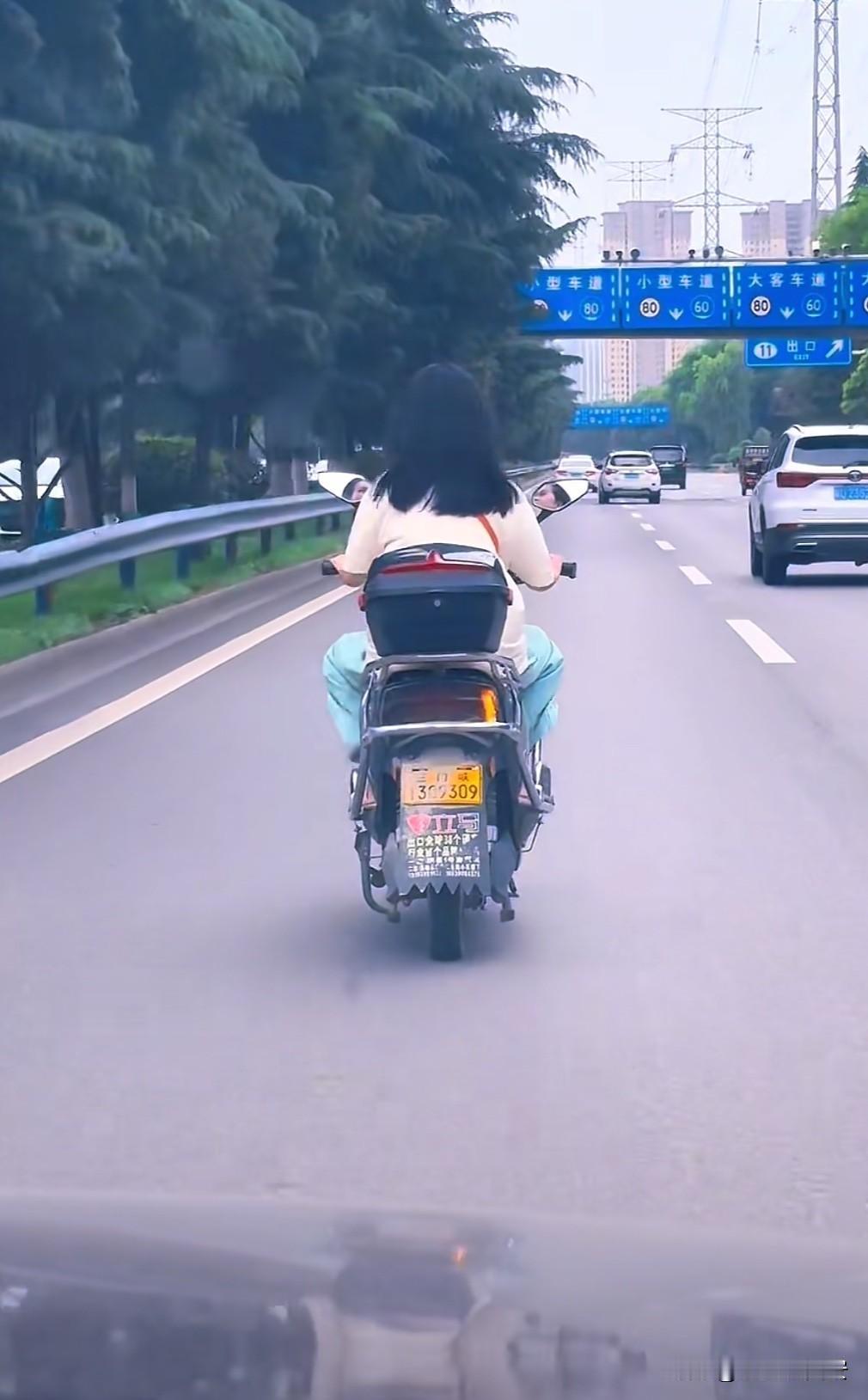 西安西三环快车道惊现电瓶车上路这是西安一网友发布在短视频平台的行车记录仪