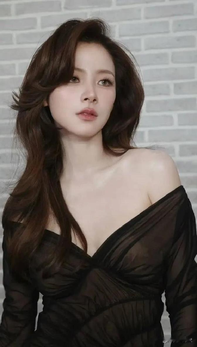 最近，泰国顶流女星小水的两套黑裙造型，可真是把人惊艳坏了，彻底刷爆了社...