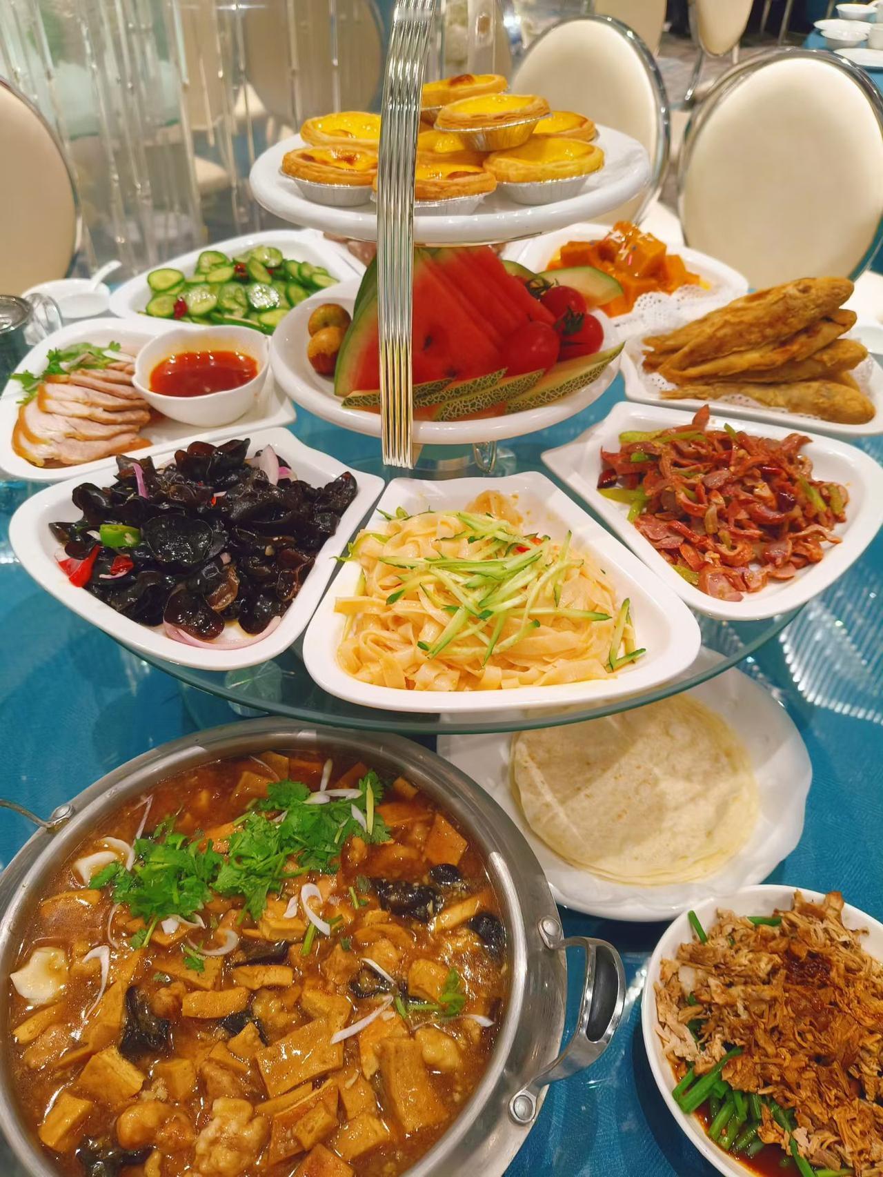 人生幸事，八九不离食🍱这桌菜一摆开直接给我看饿了！先是最顶上那盘蛋挞，金