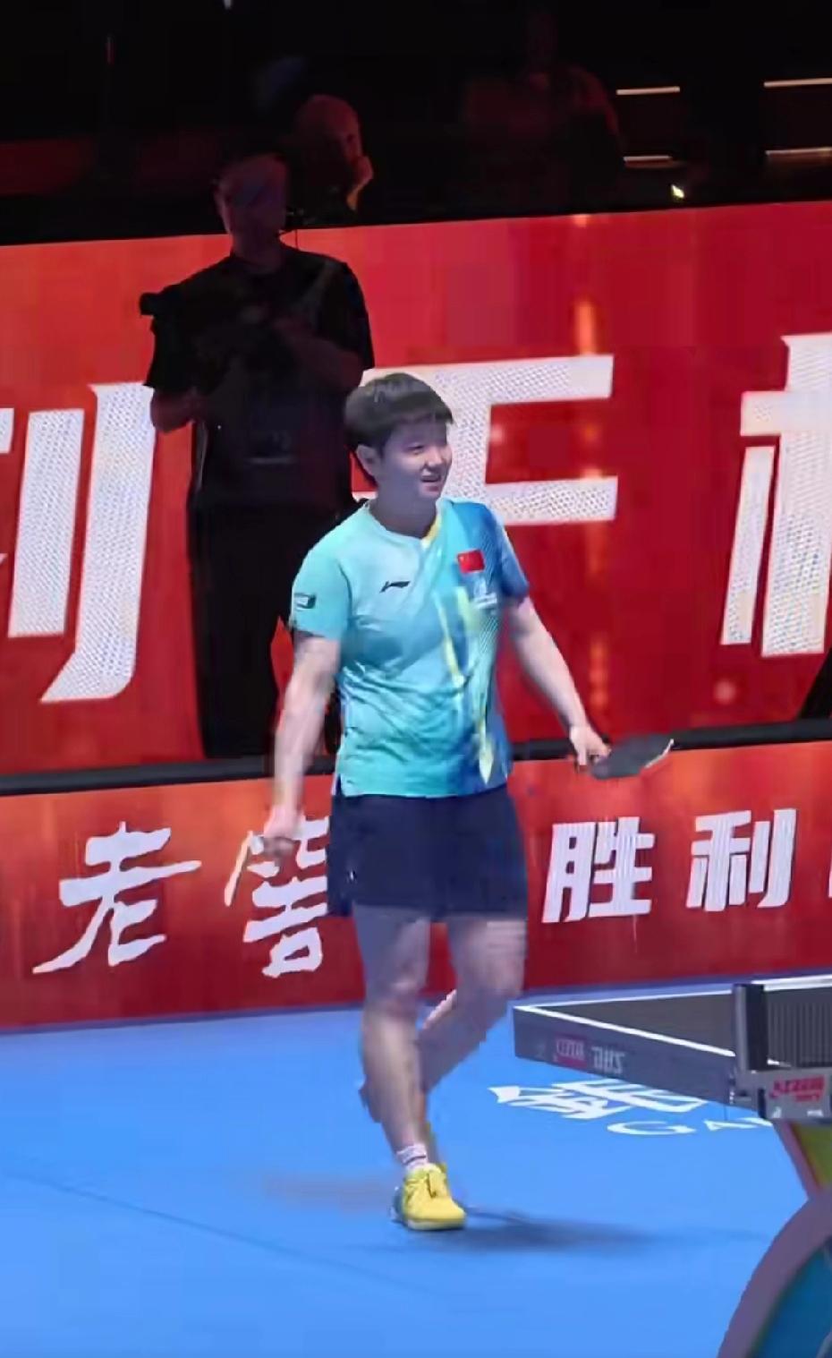 臭丫头赢了还笑，她都不知道看比赛的我们，都紧张成啥样了，这谁受得了啊，给我们上这