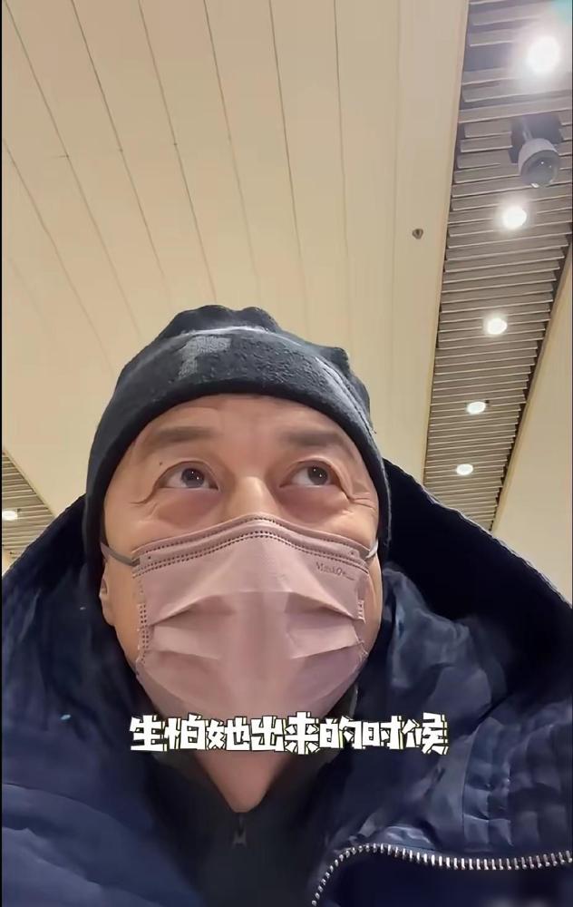 李亚鹏接机被女儿无视？别急着笑卑微老父亲。画面里他凑上去搭话，李嫣双手拉着行李箱，眼皮都没抬。大家热