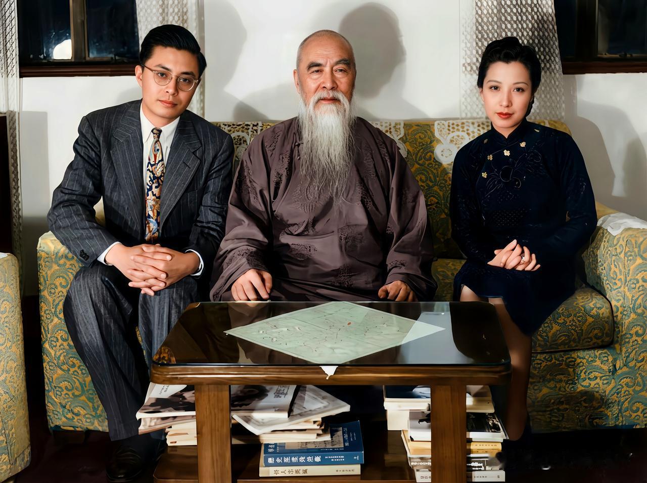 这是于右任离开大陆前夕与儿子于彭和儿媳周宝珠的一张合影老照片，拍摄于一九四九年的