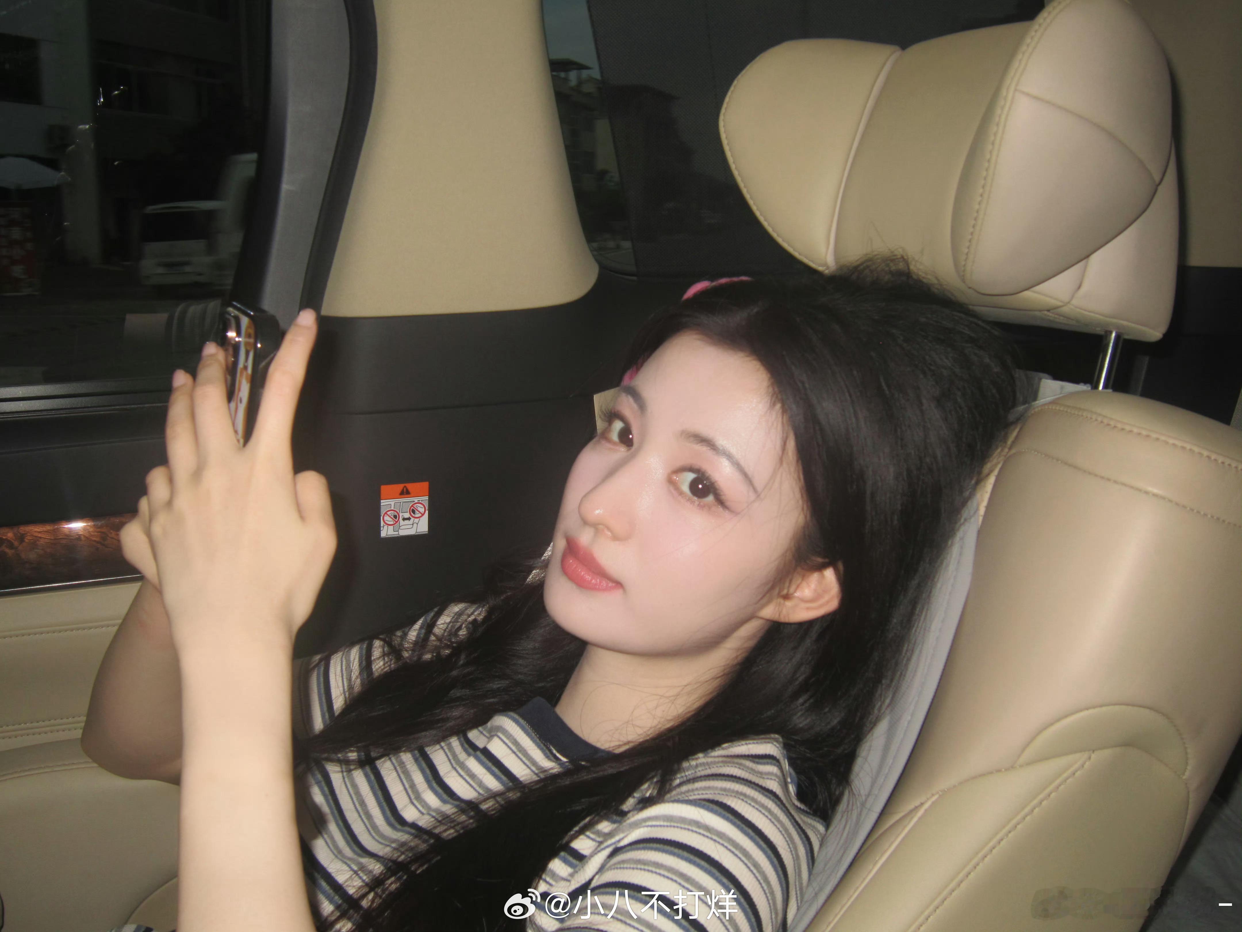 我和王楚然的共同点找到了更新日常图片并配文“拍照必备单品：📱😉🤓🤨”